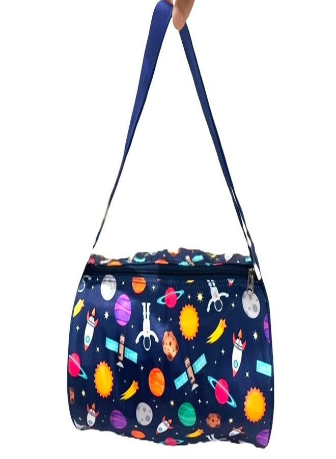 Li'll Pumpkins حقيبة سفر للأطفال من Li'll Pumpkins™، زرقاء اللون، دائرية الشكل، مزينة بطبعة فضائية، مناسبة للسباحة والرياضة، مع جيب جانبي بسحاب (عبوة من قطعة واحدة، لون أزرق) - Image 1